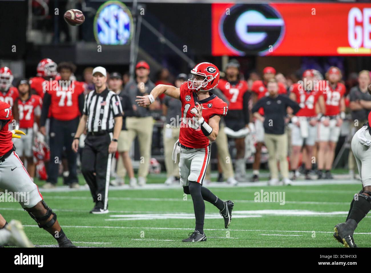 3 dicembre 2022: Il quarterback della Georgia Stetson Bennett (13) consegna un passaggio durante l'azione del SEC Championship tra i Georgia Bulldogs e i LSU Tigers al Mercedes Benz Stadium di Atlanta, Georgia. Jonathan Mailhes/CSM (immagine di credito: © Jonathan Mailhes/CSM via ZUMA Press Wire) Foto Stock