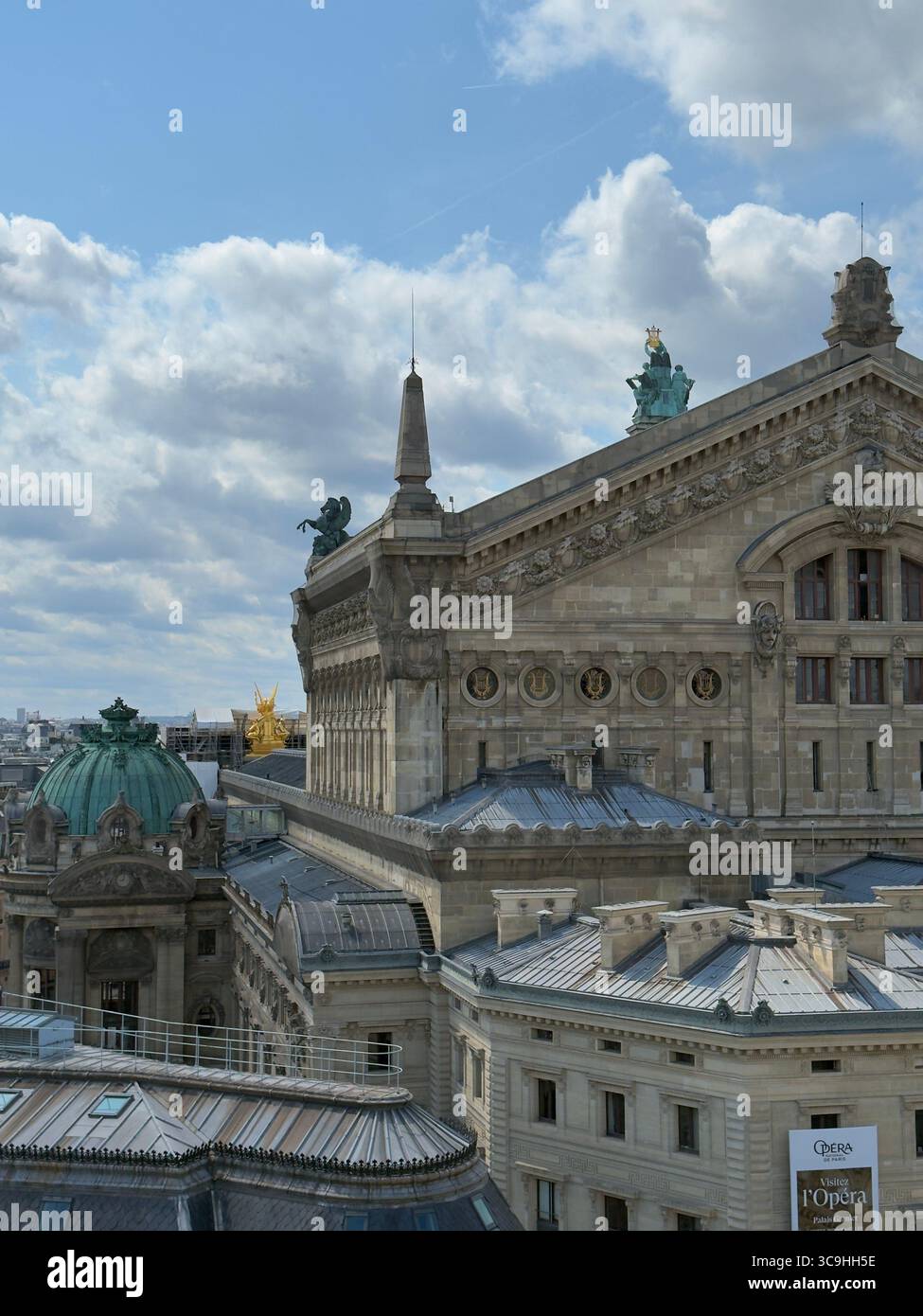 Dettagli che sussurrano la storia - la bellezza ornata della facciata dell'Opéra Garnier a Parigi. - Immagine stock catturata con smartphone