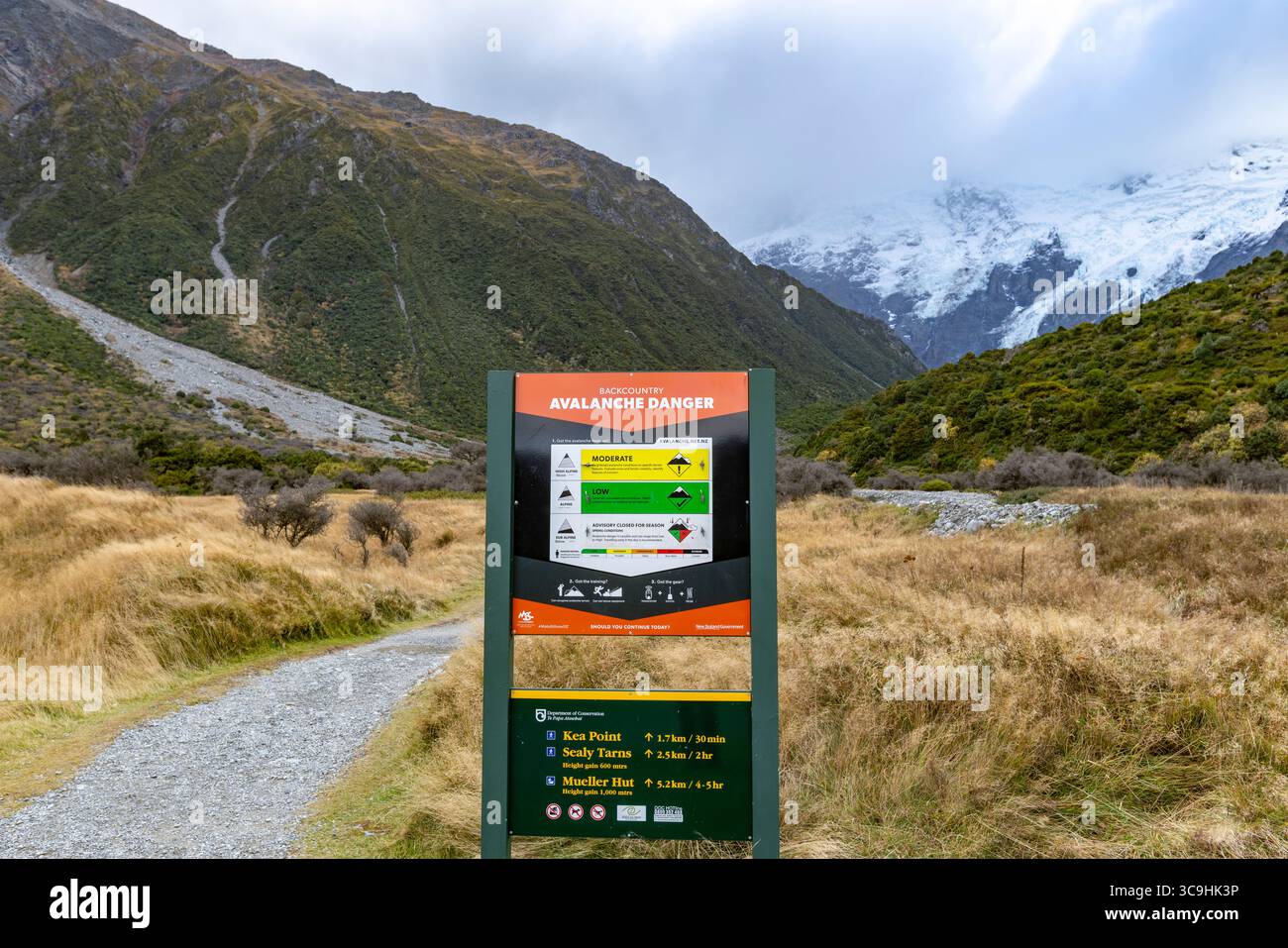 Pista di Kea Point, Parco Nazionale di Aoraki Mount Cook, cartello di pericolo Avalance che informa gli escursionisti della valutazione del rischio di valanga, Isola del Sud, nuova Zelanda Foto Stock Pista di Kea Point, Parco Nazionale di Aoraki Mount Cook, cartello di pericolo Avalance che informa gli escursionisti della valutazione del rischio di valanga, Isola del Sud, nuova Zelanda Foto Stock