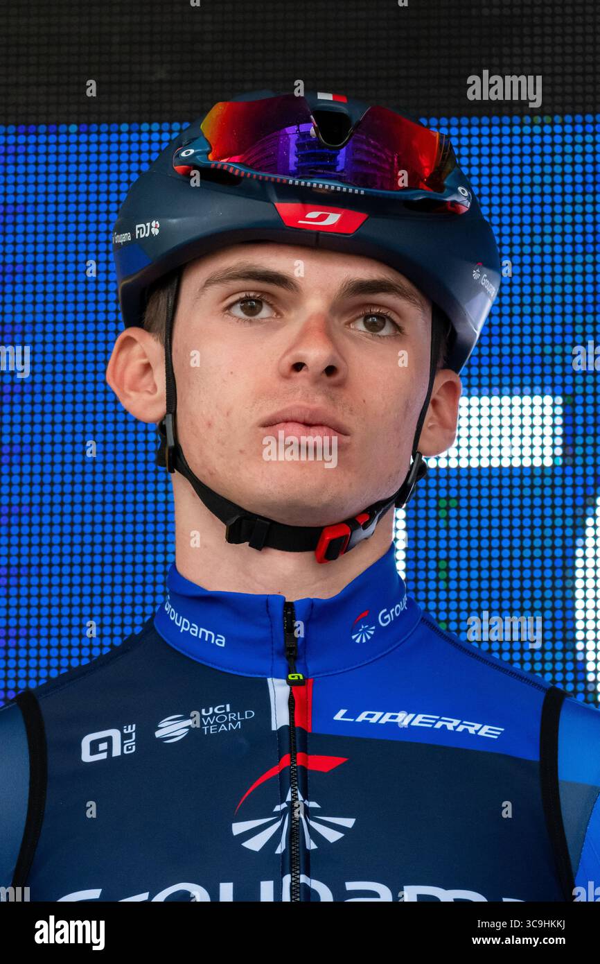 18 febbraio 2023, Mandelieu-la Napoule, Francia: Il pilota francese Romain Gregoire del team Groupama-fdj visto durante il round di presentazione prima dell'inizio della seconda tappa del Tour des Alpes-maritimes et du Var 2023. La seconda tappa del Tour des Alpes-maritimes et du Var 2023 inizia a Mandelieu la Napoule e raggiungerà Antibes dopo 179,4 km di corse. La maglia gialla del leader dopo la prima tappa è indossata dal francese Kevin Vauquelin (team Arkea Samsic) che è davanti a Neilson Powless (team EF Education - EasyPost) a 9 secondi e Kevin Geniets (team Groupama-fdj) al terzo posto a 11 secondi Foto Stock