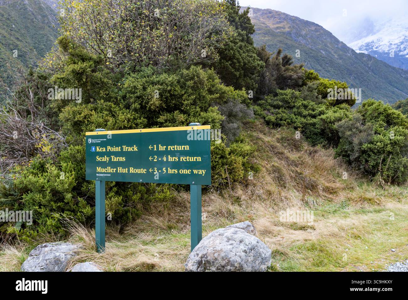 Kea Point Track, Parco Nazionale Aoraki Mount Cook, cartello del Dipartimento di conservazione per Sealy Tarns, Mueller Hut Out e Kea Point Track, nuova Zelanda Foto Stock
