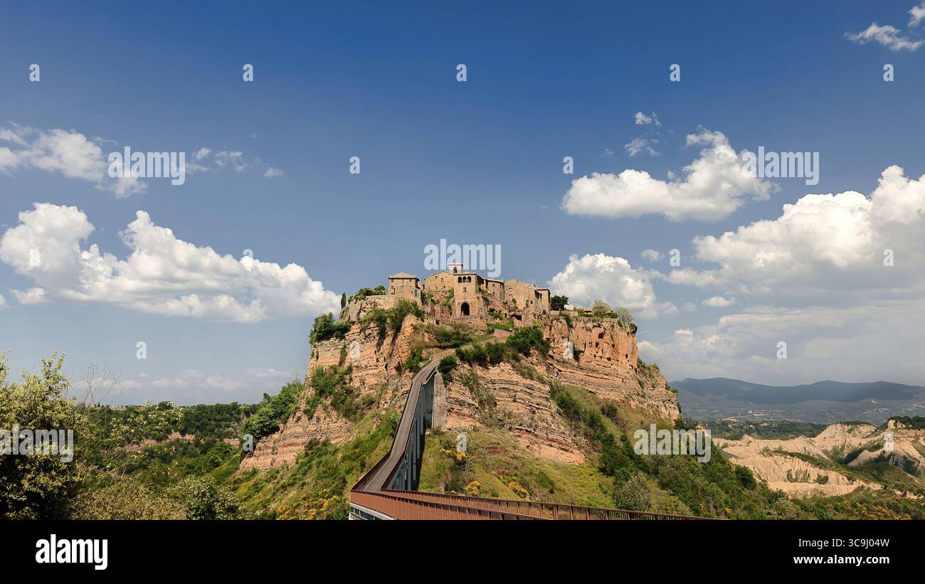 171 frazione di Civita di Bagnoregio, frazione del comune ad est del comune di Bagnoregio, nella Badlands Valley, in cima ad uno sperone di tufo. Lazio-Italia Foto Stock 171 frazione di Civita di Bagnoregio, frazione del comune ad est del comune di Bagnoregio, nella Badlands Valley, in cima ad uno sperone di tufo. Lazio-Italia Foto Stock