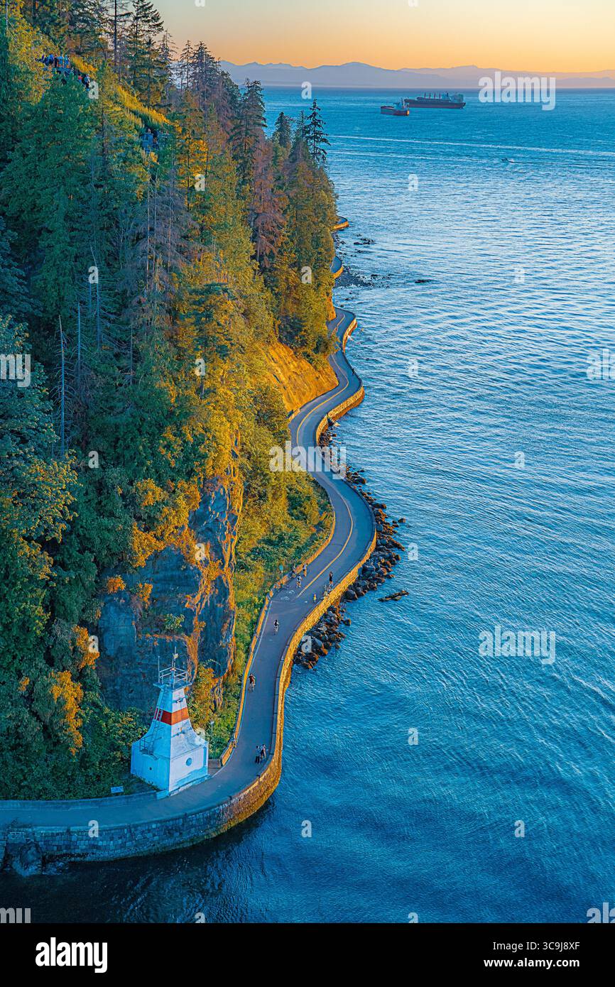 Il faro di Brockton Point a Stanley Park, costruito nel 1914, si erge come un faro di soddisfazione, guidando le navi attraverso acque tranquille. Foto Stock