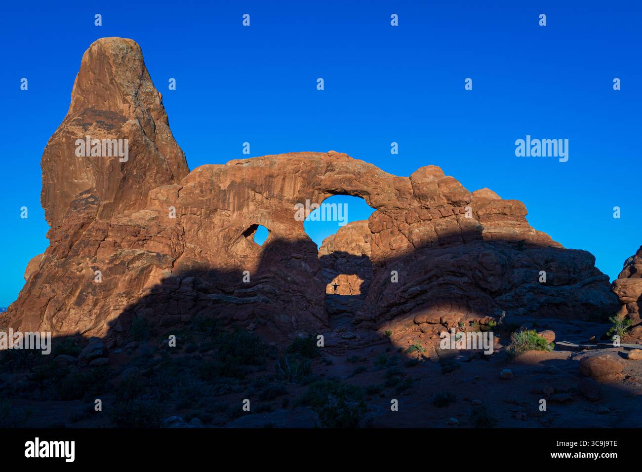 Turret Arch nel Parco Nazionale di Arches è una vista serena. La tranquilla formazione rocciosa è una destinazione popolare per i turisti. Foto Stock