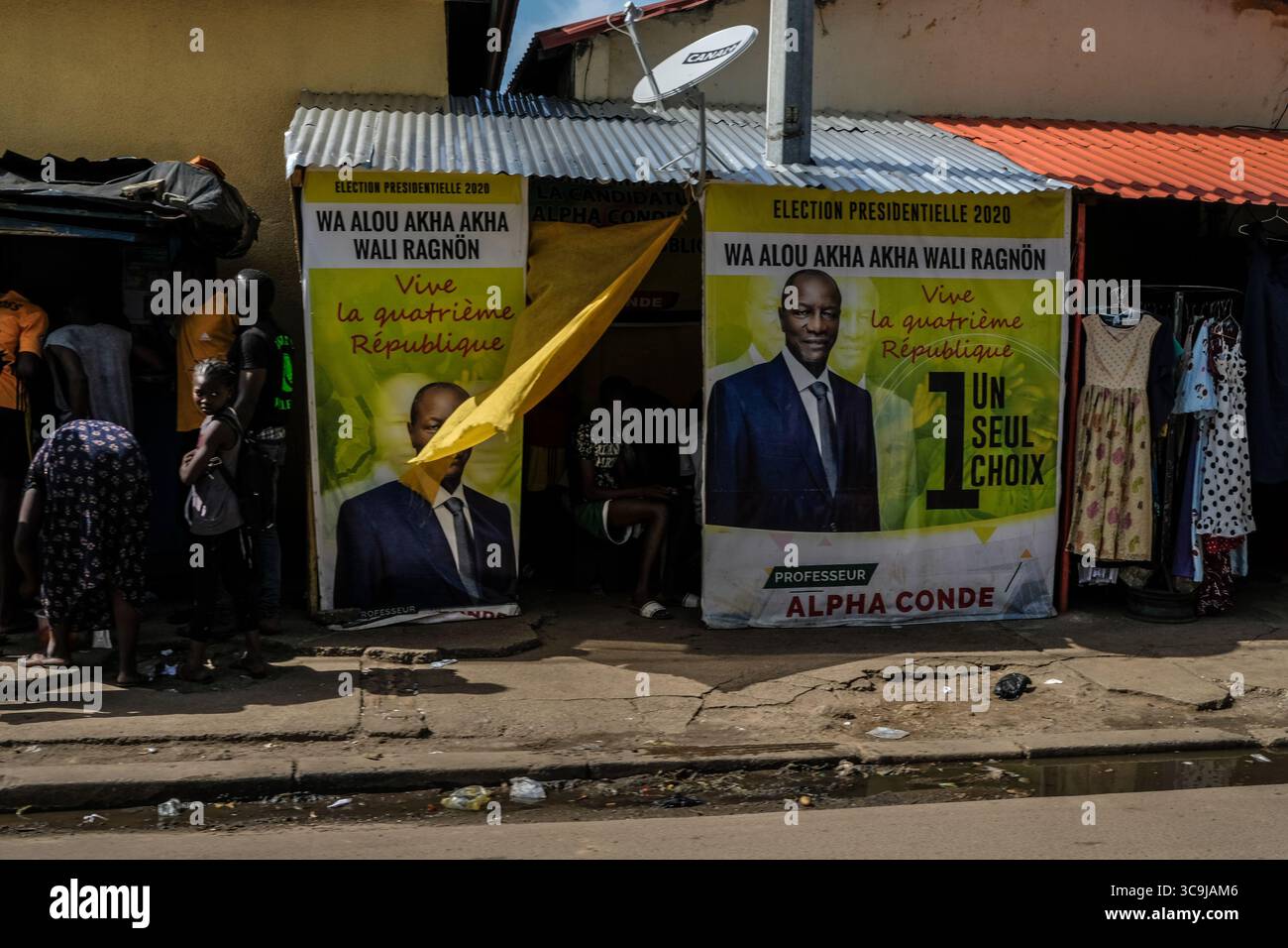 8 ottobre 2020, Conakry, Conakry, Guinea: Le elezioni presidenziali in Guinea si terranno il 18 ottobre 2020. Le strade della capitale della Guinea, Conakry, mostrano le candidature del presidente uscente Alpha Conde e del suo potenziale successore alla presidenza Cellou Dalein Diallo presidente dell'UFDG (Union des Forces democratiques de Guinea) poche settimane prima delle elezioni presidenziali. (Immagine di credito: © Sadak Souici/ZUMA Press Wire) Foto Stock
