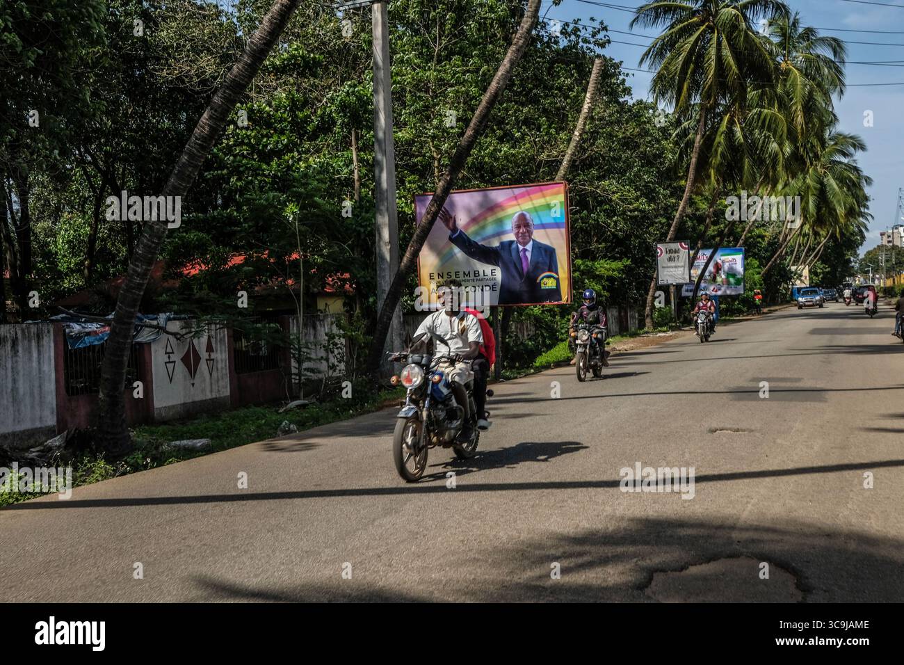 8 ottobre 2020, Conakry, Conakry, Guinea: Le elezioni presidenziali in Guinea si terranno il 18 ottobre 2020. Le strade della capitale della Guinea, Conakry, mostrano le candidature del presidente uscente Alpha Conde e del suo potenziale successore alla presidenza Cellou Dalein Diallo presidente dell'UFDG (Union des Forces democratiques de Guinea) poche settimane prima delle elezioni presidenziali. (Immagine di credito: © Sadak Souici/ZUMA Press Wire) Foto Stock