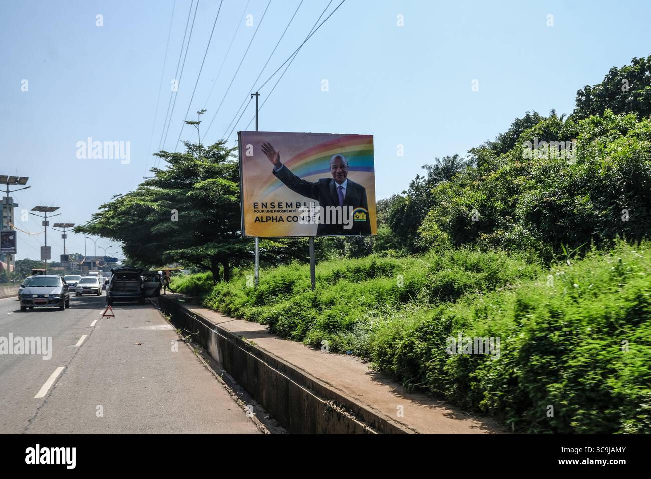 8 ottobre 2020, Conakry, Conakry, Guinea: Le elezioni presidenziali in Guinea si terranno il 18 ottobre 2020. Le strade della capitale della Guinea, Conakry, mostrano le candidature del presidente uscente Alpha Conde e del suo potenziale successore alla presidenza Cellou Dalein Diallo presidente dell'UFDG (Union des Forces democratiques de Guinea) poche settimane prima delle elezioni presidenziali. (Immagine di credito: © Sadak Souici/ZUMA Press Wire) Foto Stock