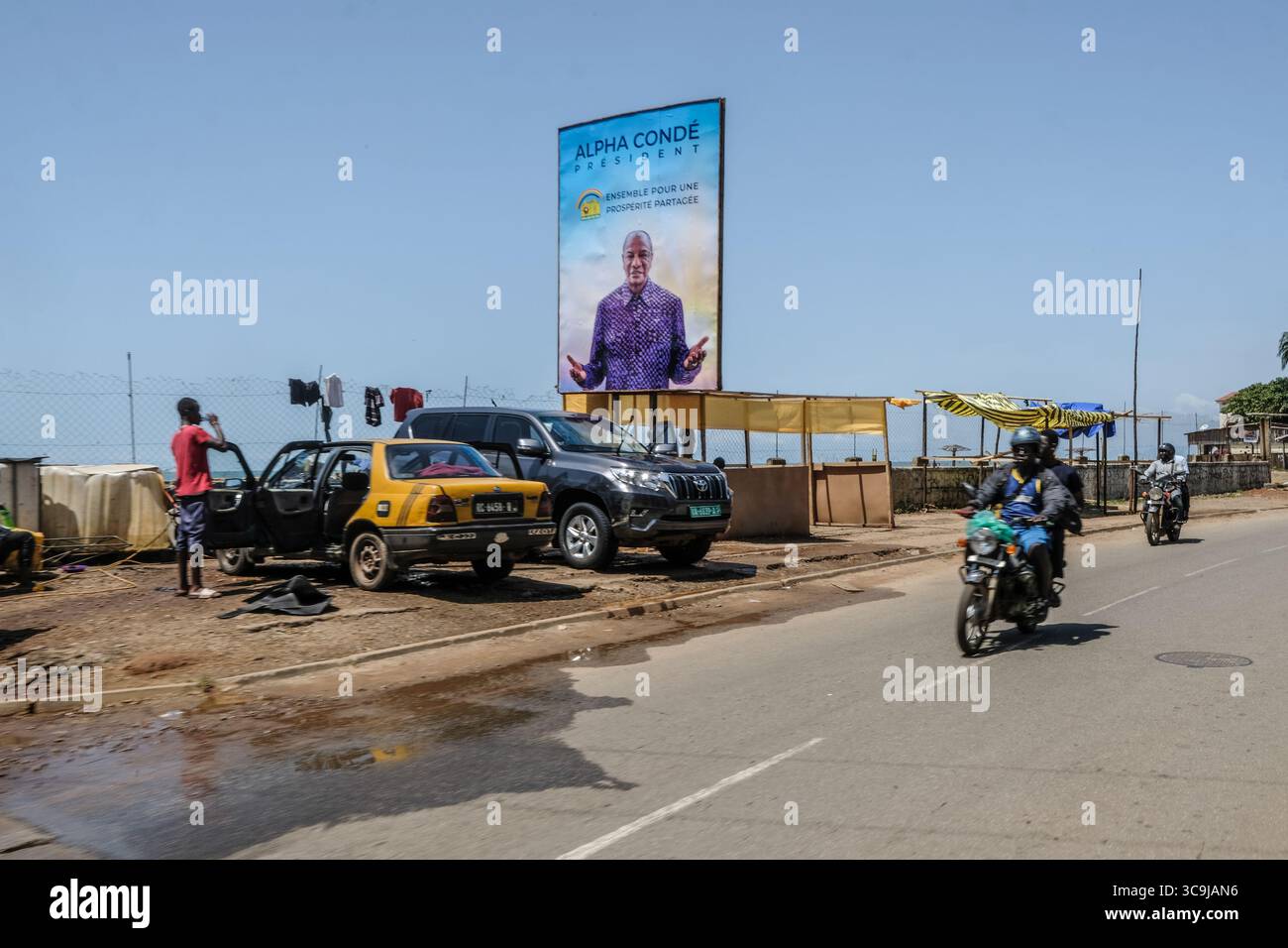 8 ottobre 2020, Conakry, Conakry, Guinea: Le elezioni presidenziali in Guinea si terranno il 18 ottobre 2020. Le strade della capitale della Guinea, Conakry, mostrano le candidature del presidente uscente Alpha Conde e del suo potenziale successore alla presidenza Cellou Dalein Diallo presidente dell'UFDG (Union des Forces democratiques de Guinea) poche settimane prima delle elezioni presidenziali. (Immagine di credito: © Sadak Souici/ZUMA Press Wire) Foto Stock