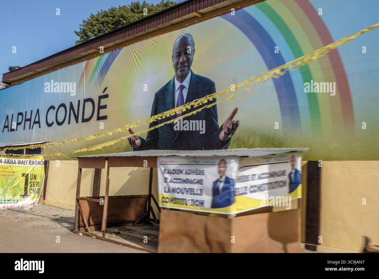8 ottobre 2020, Conakry, Conakry, Guinea: Le elezioni presidenziali in Guinea si terranno il 18 ottobre 2020. Le strade della capitale della Guinea, Conakry, mostrano le candidature del presidente uscente Alpha Conde e del suo potenziale successore alla presidenza Cellou Dalein Diallo presidente dell'UFDG (Union des Forces democratiques de Guinea) poche settimane prima delle elezioni presidenziali. (Immagine di credito: © Sadak Souici/ZUMA Press Wire) Foto Stock