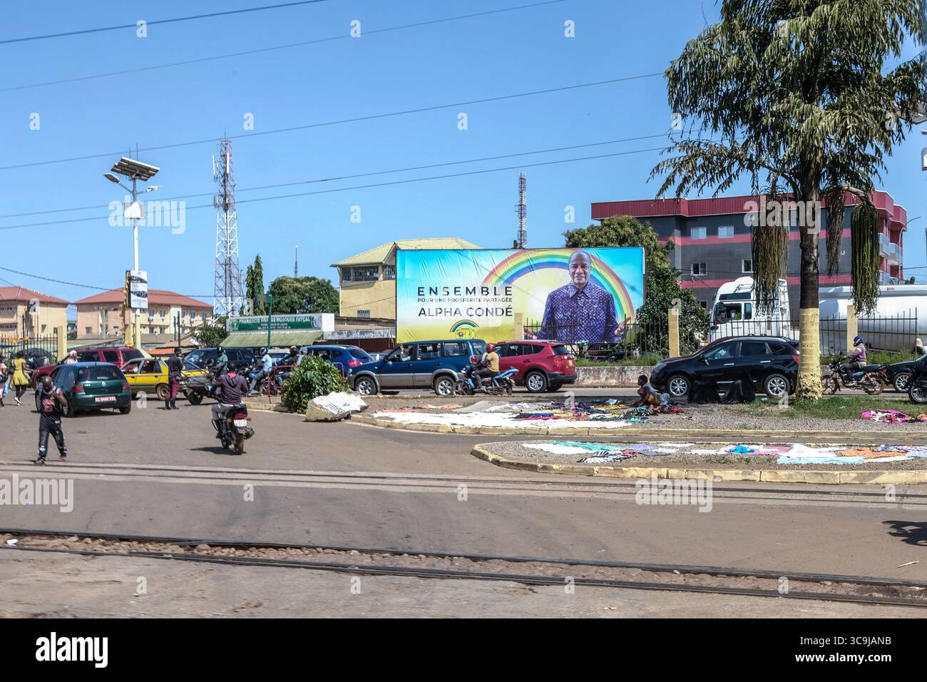 8 ottobre 2020, Conakry, Conakry, Guinea: Le elezioni presidenziali in Guinea si terranno il 18 ottobre 2020. Le strade della capitale della Guinea, Conakry, mostrano le candidature del presidente uscente Alpha Conde e del suo potenziale successore alla presidenza Cellou Dalein Diallo presidente dell'UFDG (Union des Forces democratiques de Guinea) poche settimane prima delle elezioni presidenziali. (Immagine di credito: © Sadak Souici/ZUMA Press Wire) Foto Stock