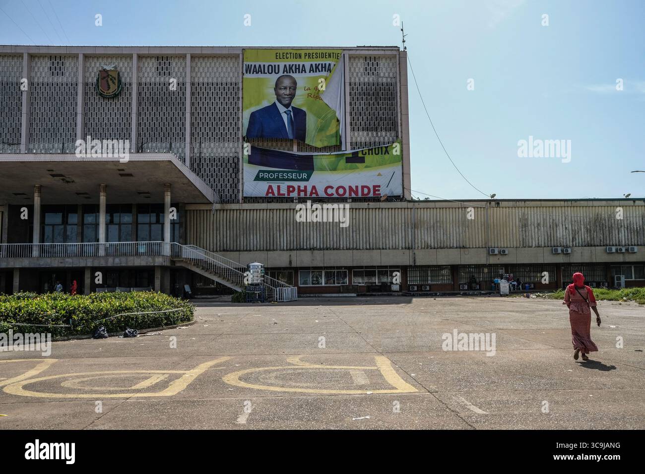 8 ottobre 2020, Conakry, Conakry, Guinea: Le elezioni presidenziali in Guinea si terranno il 18 ottobre 2020. Le strade della capitale della Guinea, Conakry, mostrano le candidature del presidente uscente Alpha Conde e del suo potenziale successore alla presidenza Cellou Dalein Diallo presidente dell'UFDG (Union des Forces democratiques de Guinea) poche settimane prima delle elezioni presidenziali. (Immagine di credito: © Sadak Souici/ZUMA Press Wire) Foto Stock