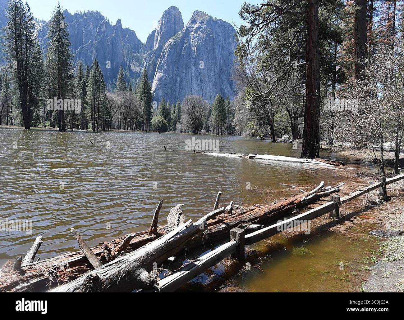 25 aprile 2023, Yosemite Valley, California: Un tempo un prato, un lago si è formato dal fiume Merced, allagato nella Yosemite Valley. Dopo una stagione di precipitazioni con pioggia e nevicate ben al di sopra della media in California, i ricercatori stanno tenendo d'occhio le inondazioni previste a causa dello scioglimento della neve. Lo snowpack nelle montagne della Sierra Nevada in California il 1° aprile 2023 è stato più di quattro volte la media. (Immagine di credito: © John Walker/Fresno Bee tramite ZUMA Press Wire) Foto Stock