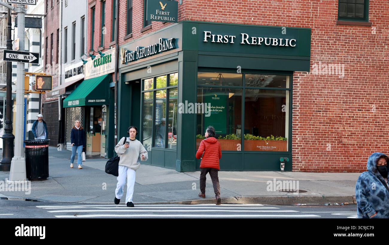 1 maggio 2023: Filiale della First Republic Bank situata a Sixth Ave. E 10th St. A Manhattan, New York. (Immagine di credito: © Luiz C. Ribeiro/New York Daily News via ZUMA Press Wire) Foto Stock