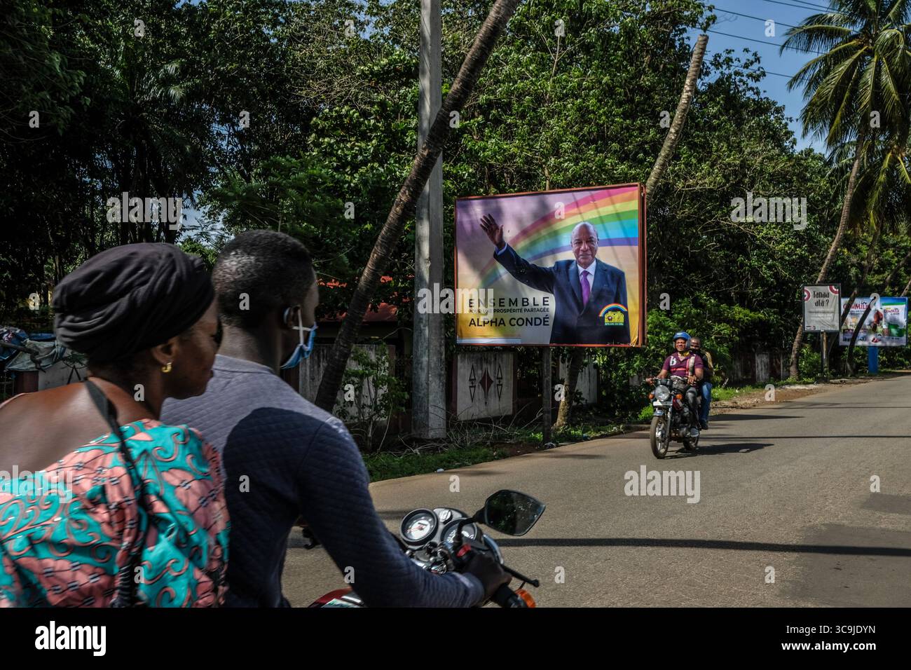 8 ottobre 2020, Conakry, Conakry, Guinea: Le elezioni presidenziali in Guinea si terranno il 18 ottobre 2020. Le strade della capitale della Guinea, Conakry, mostrano le candidature del presidente uscente Alpha Conde e del suo potenziale successore alla presidenza Cellou Dalein Diallo presidente dell'UFDG (Union des Forces democratiques de Guinea) poche settimane prima delle elezioni presidenziali. (Immagine di credito: © Sadak Souici/ZUMA Press Wire) Foto Stock