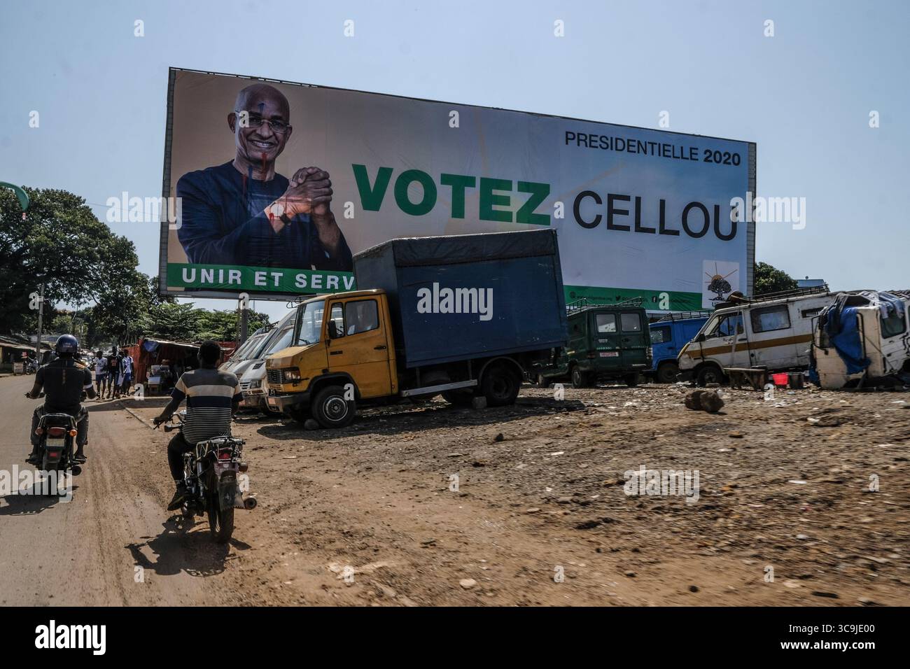 8 ottobre 2020, Conakry, Conakry, Guinea: Le elezioni presidenziali in Guinea si terranno il 18 ottobre 2020. Le strade della capitale della Guinea, Conakry, mostrano le candidature del presidente uscente Alpha Conde e del suo potenziale successore alla presidenza Cellou Dalein Diallo presidente dell'UFDG (Union des Forces democratiques de Guinea) poche settimane prima delle elezioni presidenziali. (Immagine di credito: © Sadak Souici/ZUMA Press Wire) Foto Stock