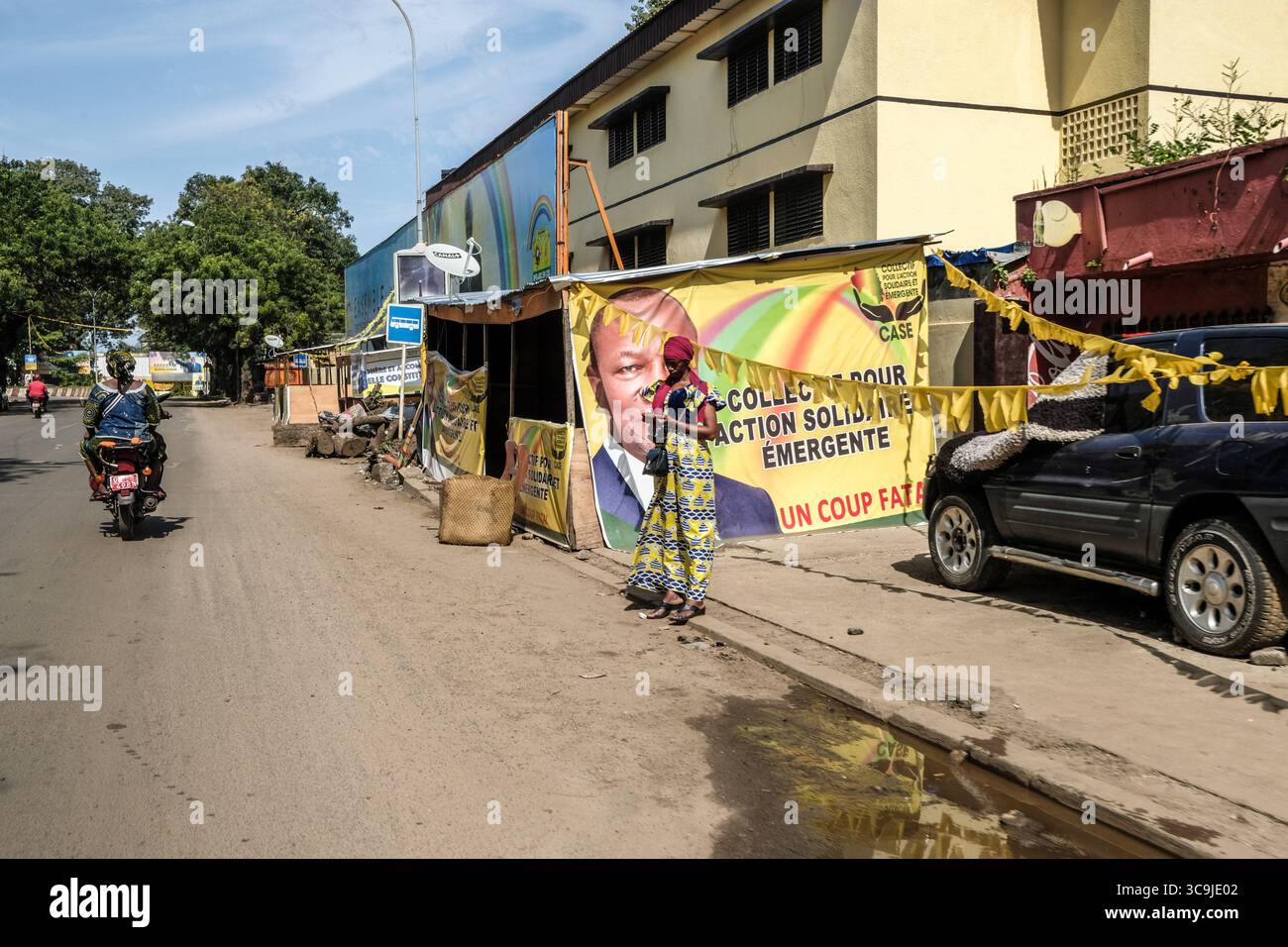 8 ottobre 2020, Conakry, Conakry, Guinea: Le elezioni presidenziali in Guinea si terranno il 18 ottobre 2020. Le strade della capitale della Guinea, Conakry, mostrano le candidature del presidente uscente Alpha Conde e del suo potenziale successore alla presidenza Cellou Dalein Diallo presidente dell'UFDG (Union des Forces democratiques de Guinea) poche settimane prima delle elezioni presidenziali. (Immagine di credito: © Sadak Souici/ZUMA Press Wire) Foto Stock