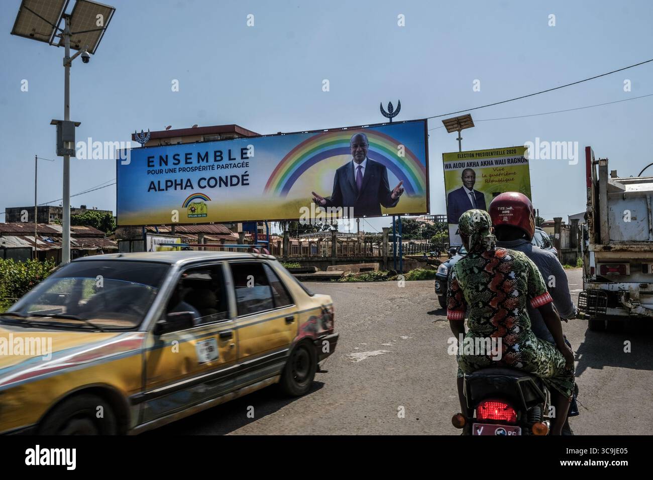8 ottobre 2020, Conakry, Conakry, Guinea: Le elezioni presidenziali in Guinea si terranno il 18 ottobre 2020. Le strade della capitale della Guinea, Conakry, mostrano le candidature del presidente uscente Alpha Conde e del suo potenziale successore alla presidenza Cellou Dalein Diallo presidente dell'UFDG (Union des Forces democratiques de Guinea) poche settimane prima delle elezioni presidenziali. (Immagine di credito: © Sadak Souici/ZUMA Press Wire) Foto Stock