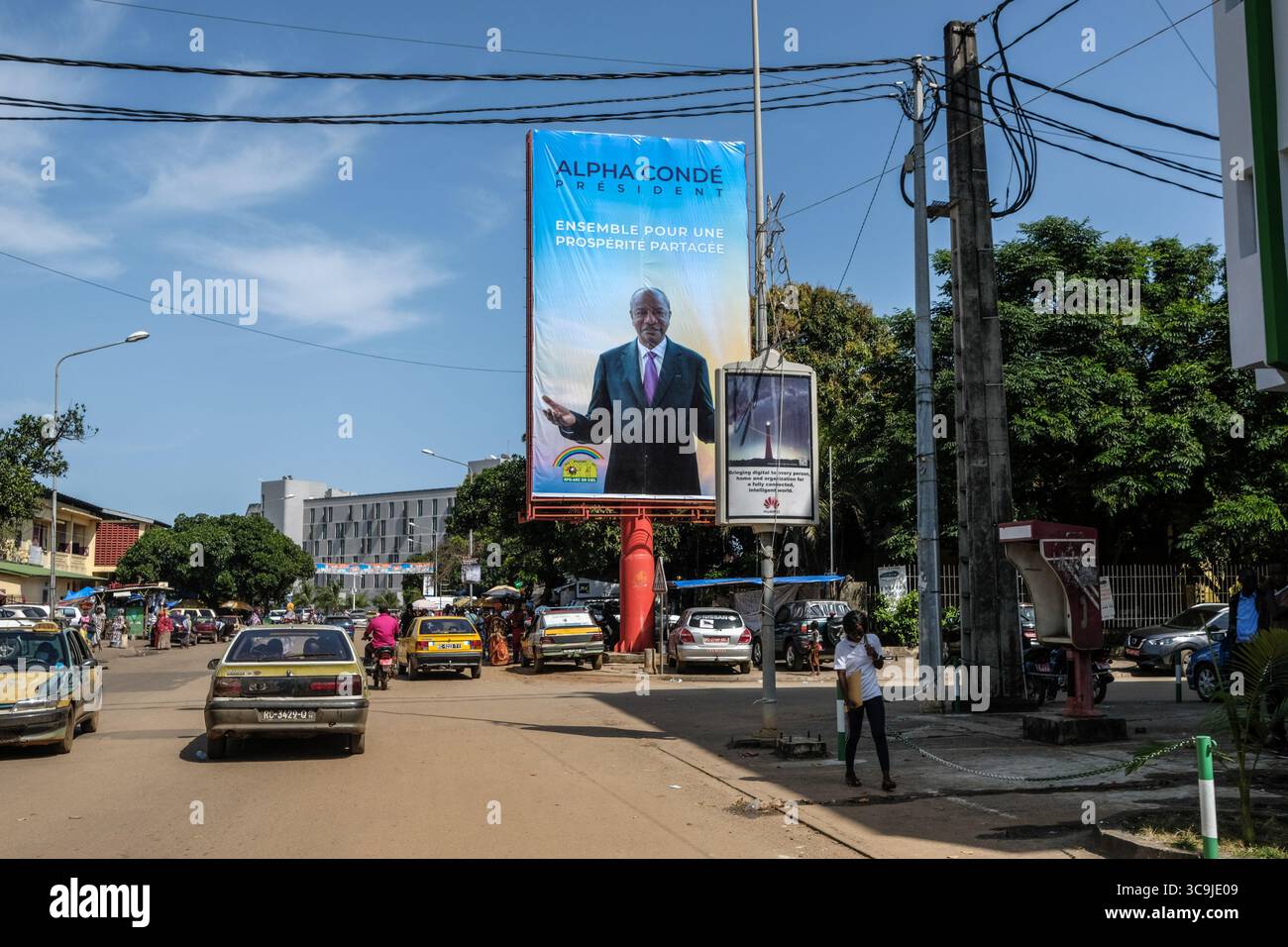 8 ottobre 2020, Conakry, Conakry, Guinea: Le elezioni presidenziali in Guinea si terranno il 18 ottobre 2020. Le strade della capitale della Guinea, Conakry, mostrano le candidature del presidente uscente Alpha Conde e del suo potenziale successore alla presidenza Cellou Dalein Diallo presidente dell'UFDG (Union des Forces democratiques de Guinea) poche settimane prima delle elezioni presidenziali. (Immagine di credito: © Sadak Souici/ZUMA Press Wire) Foto Stock