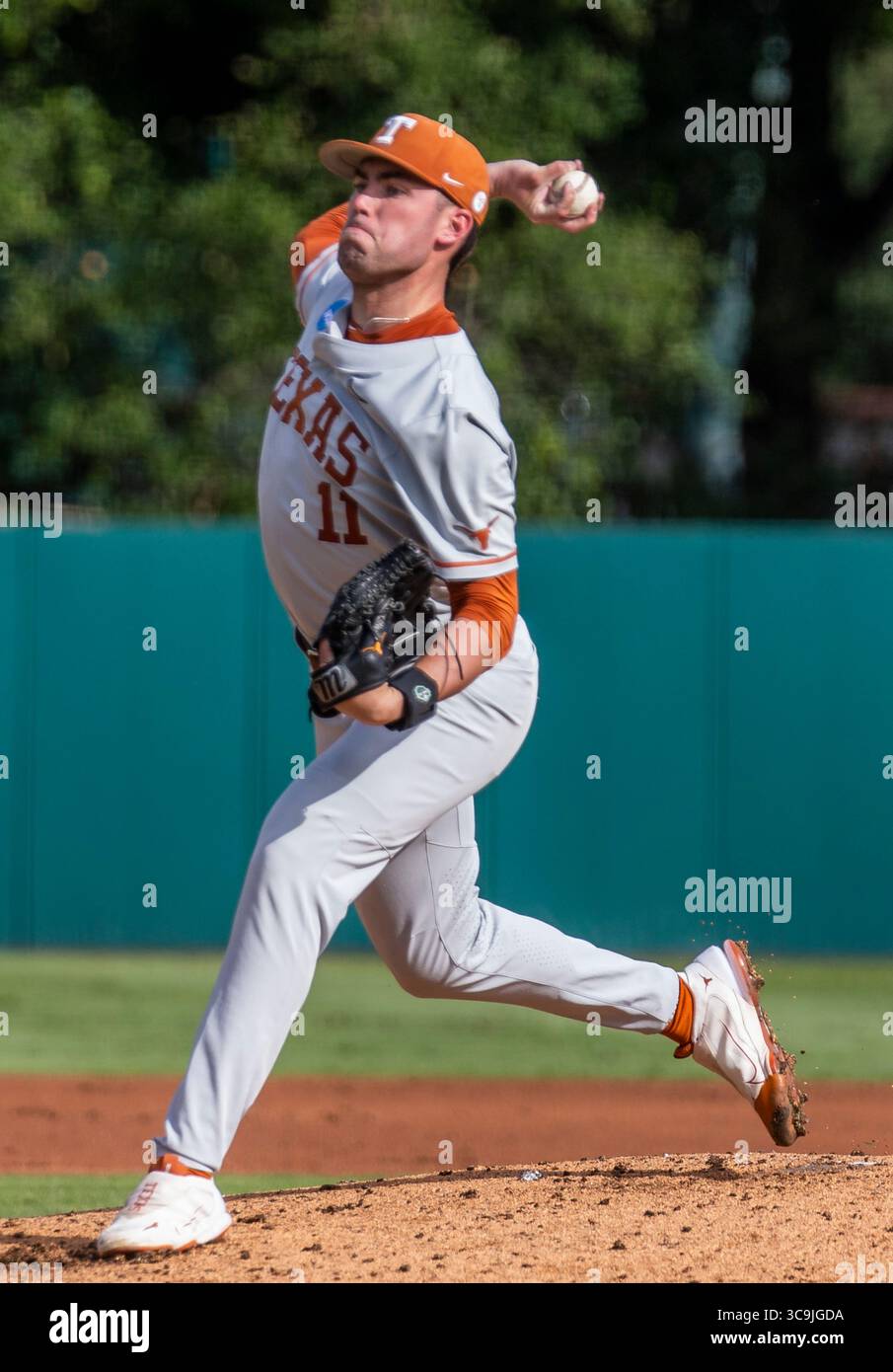 12 giugno 2023 Palo alto CA U.S.A. Texas lanciatore Tanner Witt (11) consegna il pallone durante la partita NCAA Super Regional Baseball tra Texas Longhorns e Stanford Cardinal a Klein Field / Sunken Diamond a Palo alto California. Thurman James / CSM (immagine di credito: © Thurman James/CSM via ZUMA Press Wire) Foto Stock
