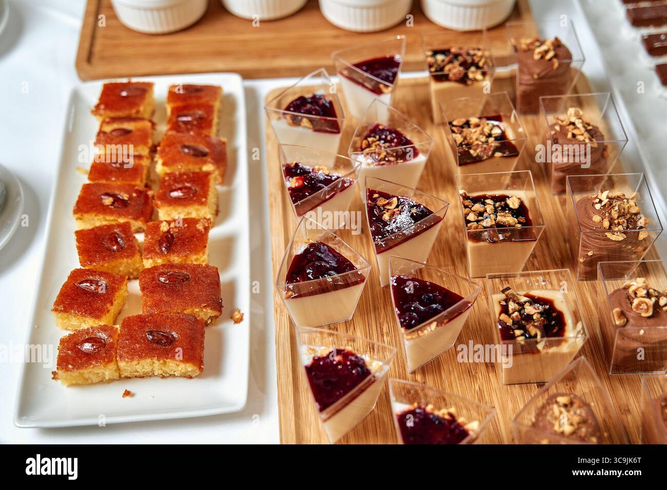 Una deliziosa gamma di dessert deliziosi con torte, budini e crostate - Una festa visiva per qualsiasi dolce dente Foto Stock