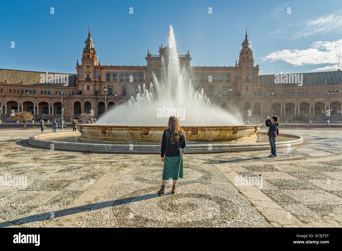 I visitatori potranno provare la gioia della fontana di Plaza de Espana. Il monumento fu costruito nel 1928 per l'esposizione ibero-americana del 1929. Foto Stock