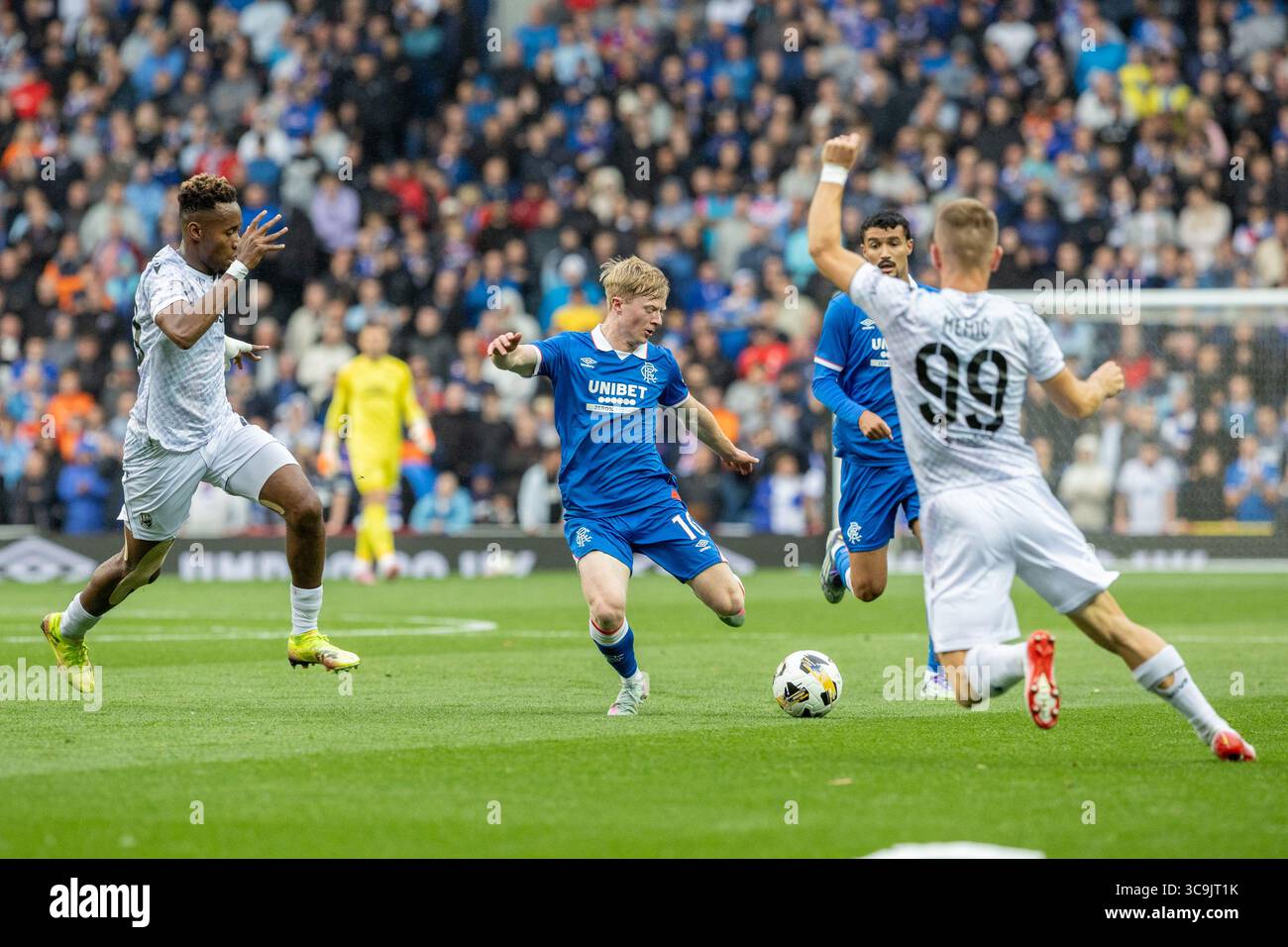 Glasgow, Regno Unito. 5 agosto 2025. I Rangers FC hanno giocato contro il Viktoria Plzen nel terzo turno di qualificazione della UEFA Champions League, giocato all'Ibrox Stadium, Glasgow, Scozia, stadio di casa dei Rangers. Il punteggio finale è stato Rangers 3-0 Viktoria Plzen. Lyall Cameron (R16) calciò la palla verso i gol di Victoria Plzen con Amar Memic (VP99) in difesa. Crediti: Findlay/Alamy Live News Foto Stock