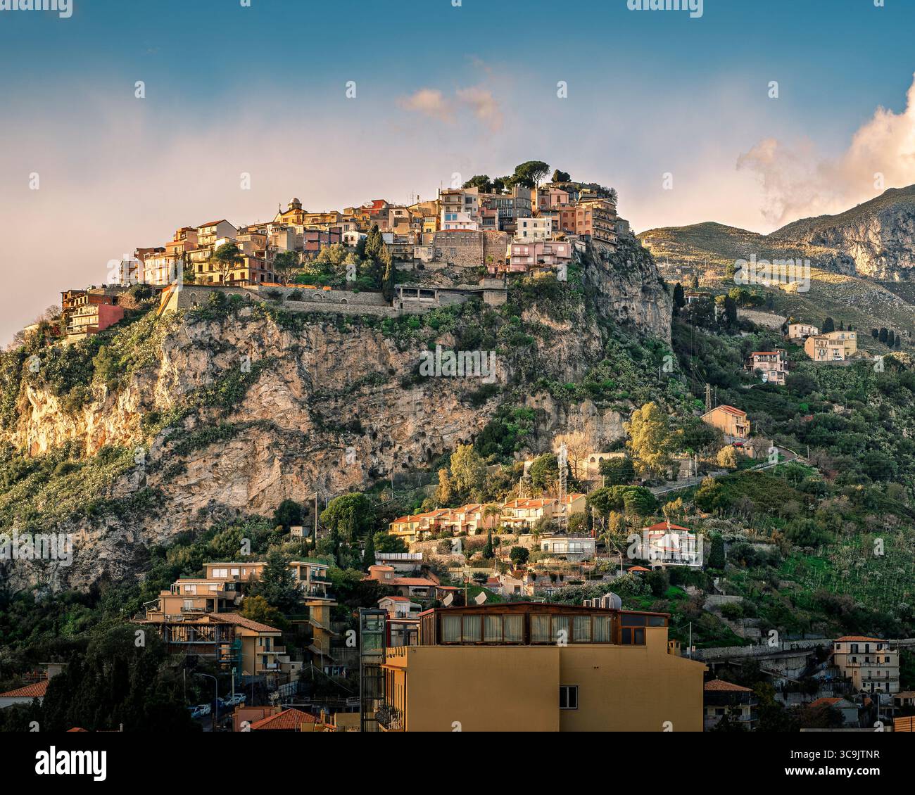 Castelmola: tipico siciliano di borgo arroccato su una montagna, vicino a Taormina. Provincia di Messina, Sicilia, Italia. Foto Stock