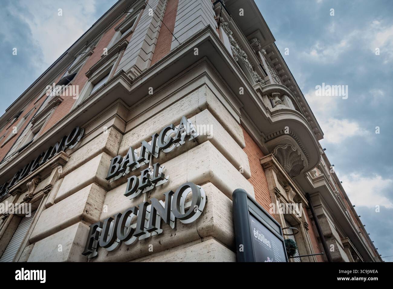 ROMA, ITALIA - 15 GENNAIO 2025: Vista verso l'alto dell'insegna della Banca del Fucino su un edificio ad angolo in pietra a Roma. Banca del fucino è una ba privata italiana Foto Stock