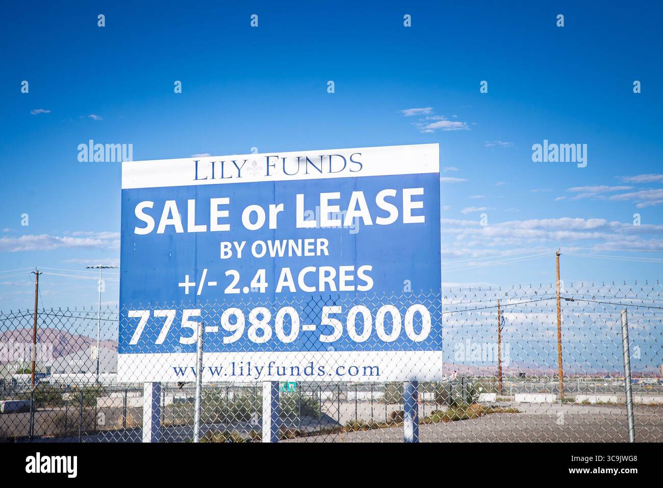 LAS VEGAS, 21 AGOSTO 2024: Board pubblicizza un immobile, un appezzamento, in vendita o in affitto da parte del proprietario vicino alla Strip di Las Vegas. Il cartello mostra la superficie e una Foto Stock