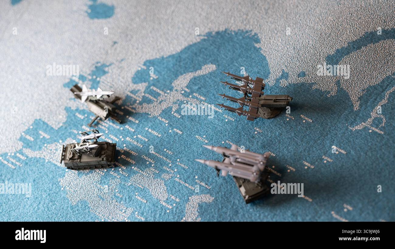 Il lanciamissili modello e mappa sull'Europa, confine Russia-Ucraina Foto Stock