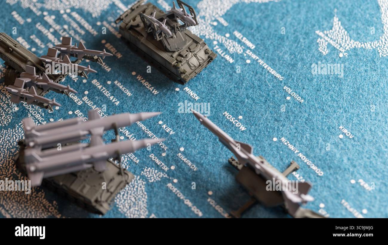 Il lanciamissili modello e mappa sull'Europa, confine Russia-Ucraina Foto Stock