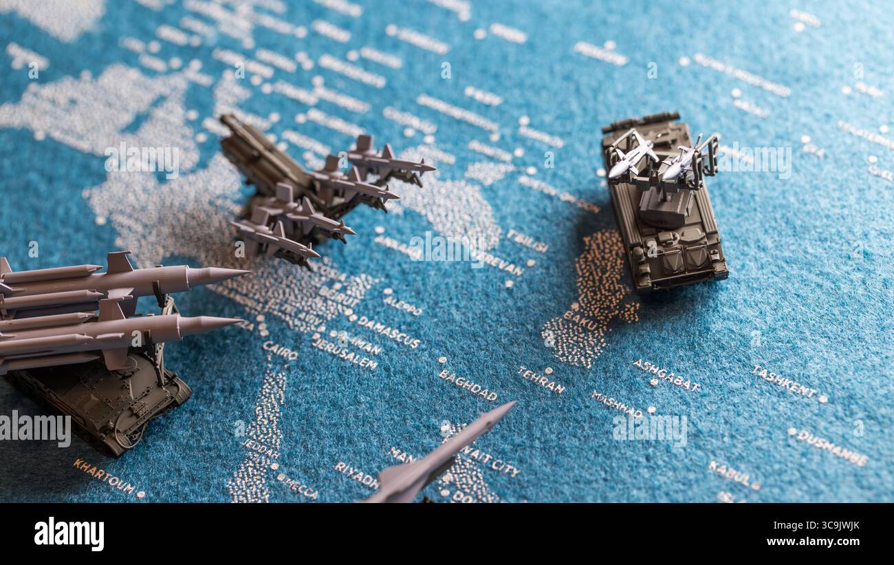 Il modello di lanciamissili e la mappa sul Medio Oriente includono il confine tra Israele e Iran Foto Stock
