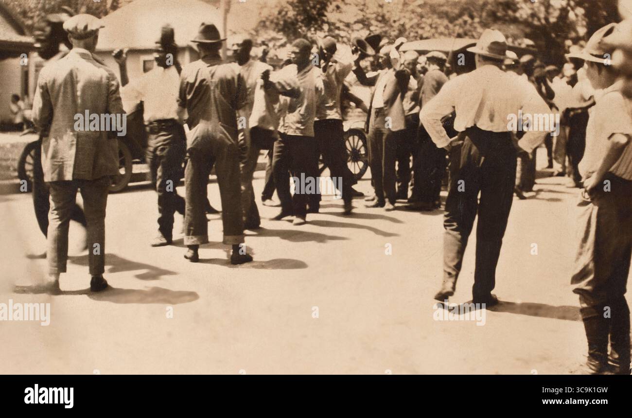 Uomini afroamericani detenuti con le mani alzate in mano alla resa nel quartiere di Greenwood durante il massacro di Tulsa Race, Tulsa, Oklahoma, USA, fotografo non identificato, giugno 1921 (immagine di credito: © JT Vintage via ZUMA Press Wire) Foto Stock