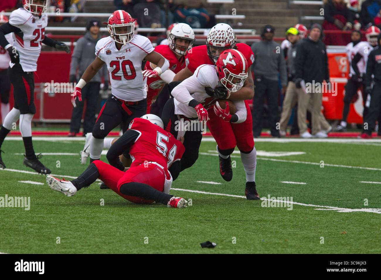 17 novembre 2018, Normal, Illinois, Stati Uniti: Paul Monaco, Tuvone Clark durante una partita di football tra i Redbirds della ISU (Illinois State University) e i Youngstown State Penguins nello stadio Hancock (immagine di credito: © Alan Look/ZUMA Press Wire) Foto Stock