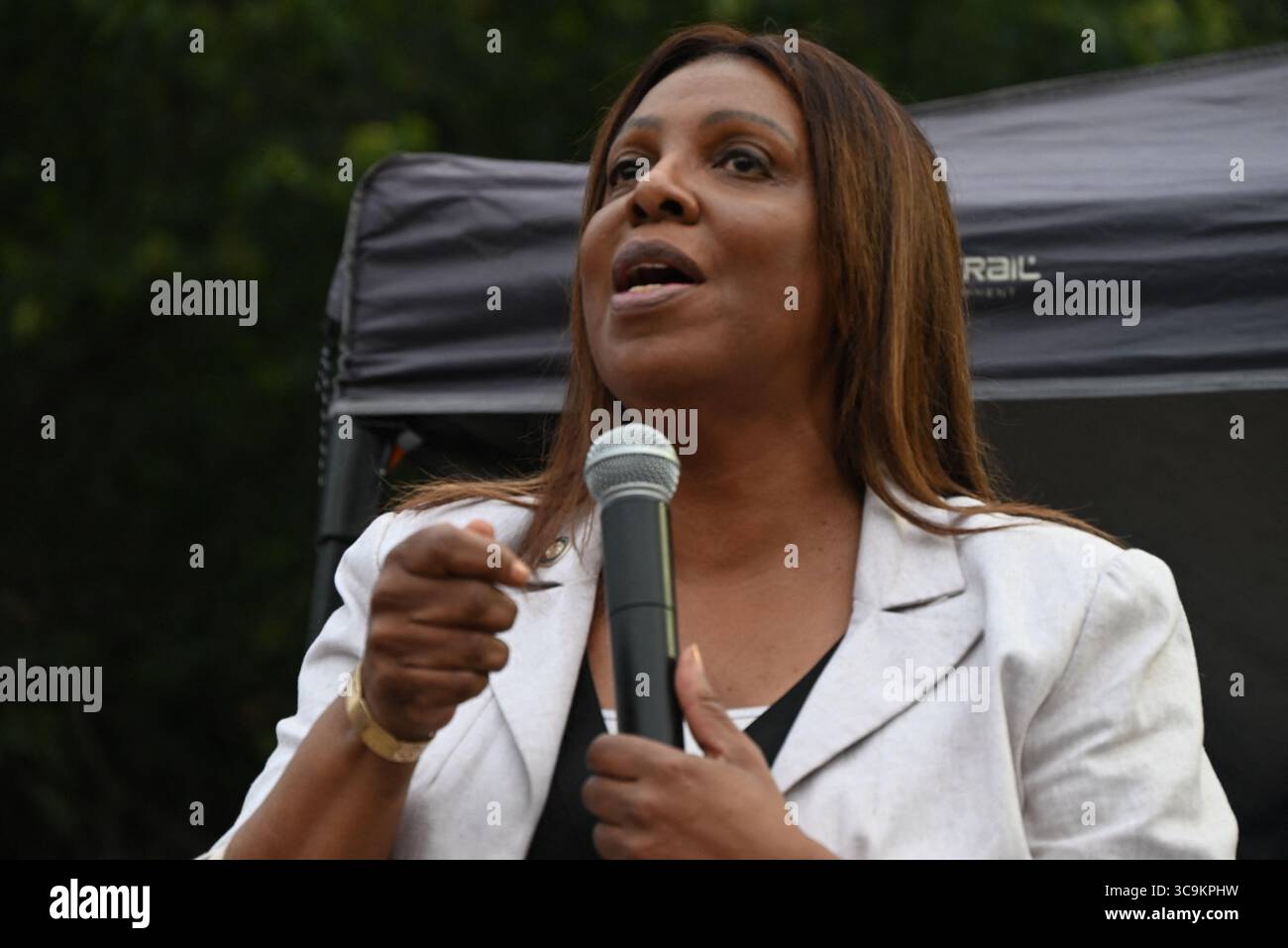 Brooklyn, Stati Uniti. 5 agosto 2025. Il procuratore generale di New York Letitia James, appare al 78° distretto della polizia di New York come parte della "National Night Out" a Brooklyn, New York, USA, martedì 5 agosto, 2025.foto di Kyle Mazza/CNP/ABACAPRESS.COM credito: abaca Press/Alamy Live News Foto Stock