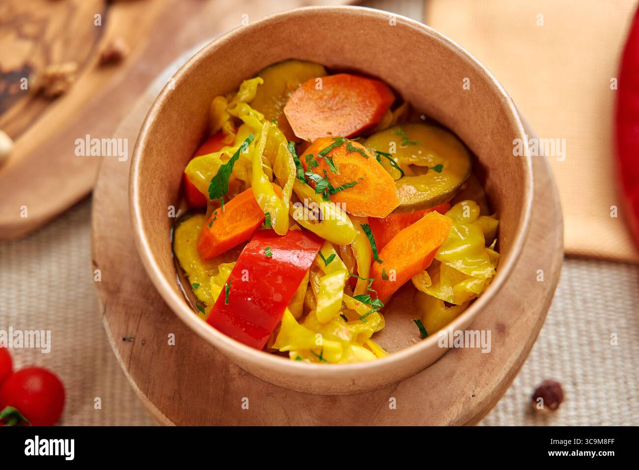 Un variopinto Medley di verdure fresche fritte alla perfezione in una ciotola di legno rustica, che mostra il Bounty della natura e i sapori vibranti di un sano Eatin Foto Stock