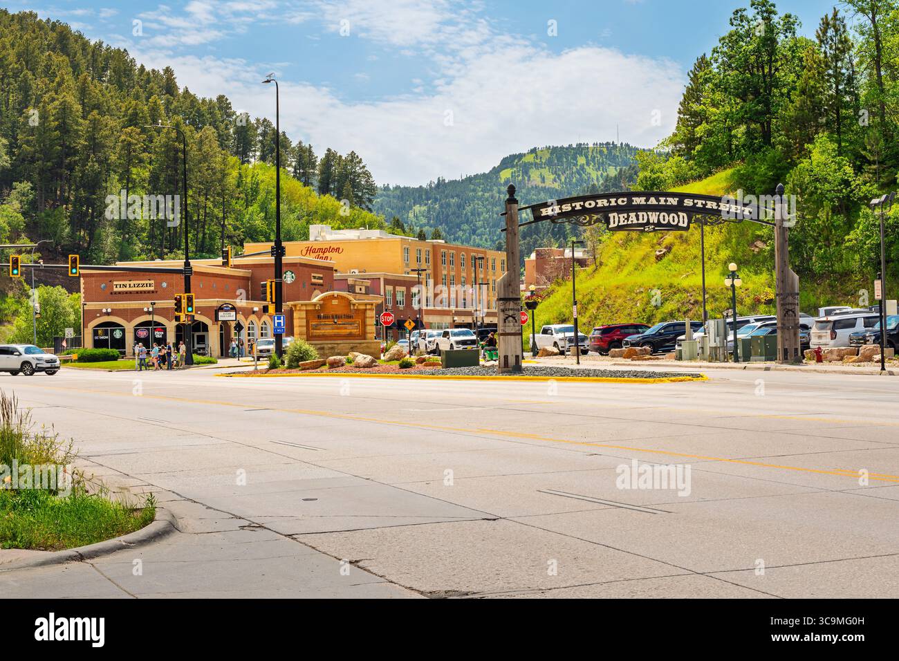 La storica Main Street di Deadwood, South Dakota, risalente al 1870, è una popolare attrazione turistica con caffetterie e negozi a tema occidentale nelle Black Hills Foto Stock