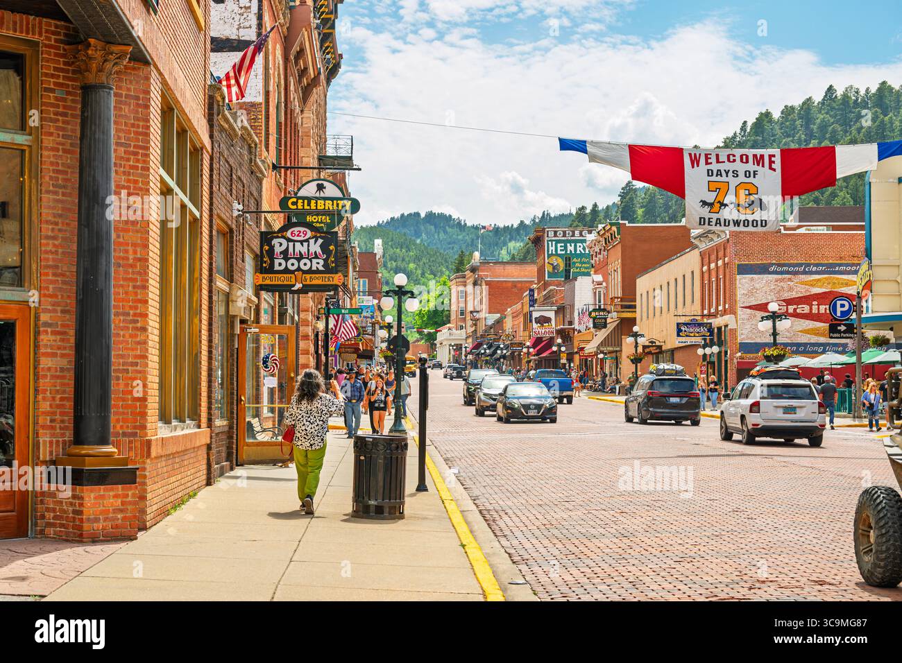 La storica Main Street di Deadwood, South Dakota, risalente al 1870, è una popolare attrazione turistica con caffetterie e negozi a tema occidentale nelle Black Hills Foto Stock