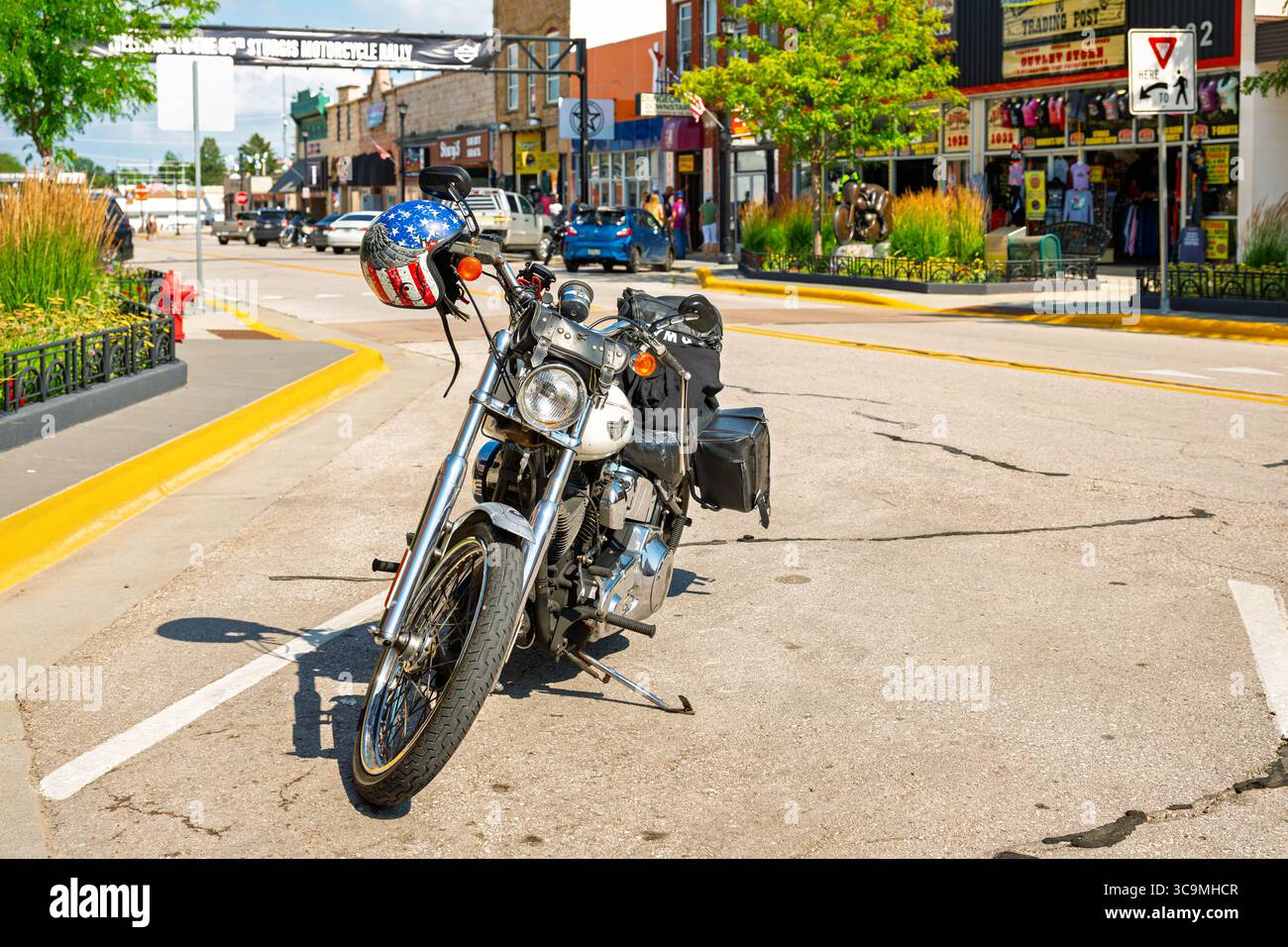 Una classica motocicletta Harley Davidson FLSTF Fat Boy del 2004, con casco American Flag and Eagle parcheggiata nel centro di Sturgis, sede del rally motociclistico. Foto Stock