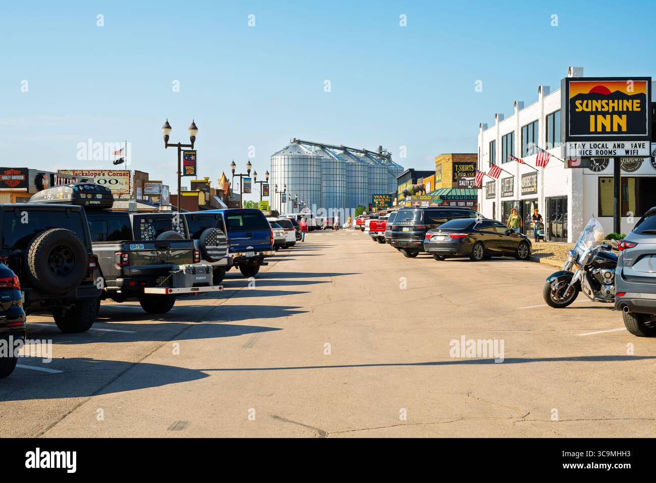 L'ingresso alla città di Wall South Dakota, sede del famoso Wall Drug Store con negozi, antiquariato e mercati a tema del vecchio West. Foto Stock