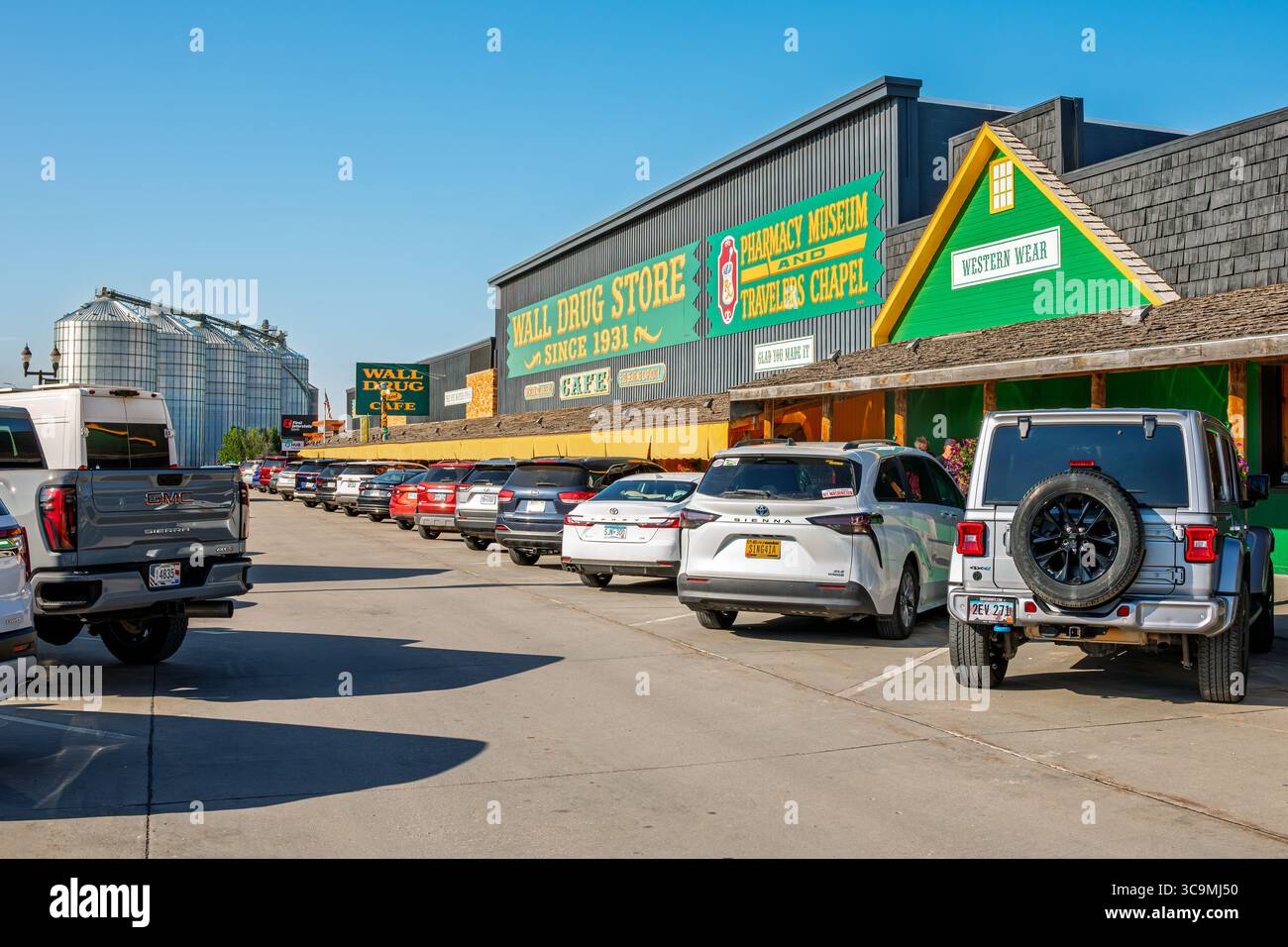 L'iconico Wall Drug Store nella cittadina a tema occidentale di Wall, South Dakota, una popolare attrazione a lato della strada conosciuta per i suoi numerosi cartelloni pubblicitari. Foto Stock