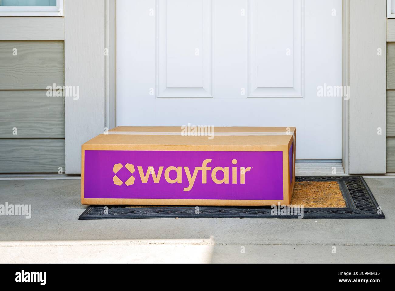 Vista generale di una cassetta di consegna Wayfair all'ingresso di una casa residenziale. Foto Stock