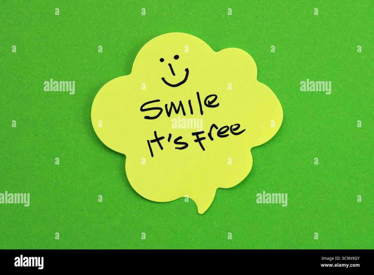 Nota adesiva con un volto felice e la frase sorriso, è gratuita Foto Stock