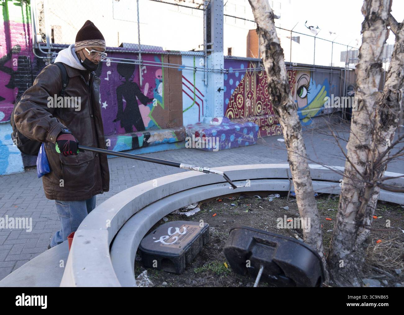 11 febbraio 2023: John Tate, membro del team di sensibilizzazione degli oppioidi di Casa Maria Community Health Center, raccoglie una siringa usata in uno spazio pubblico a East 149th Street e Bergen Avenue venerdì 10 febbraio 2023, nel Bronx. (Immagine di credito: © Barry Willilams/New York Daily News via ZUMA Press Wire) Foto Stock