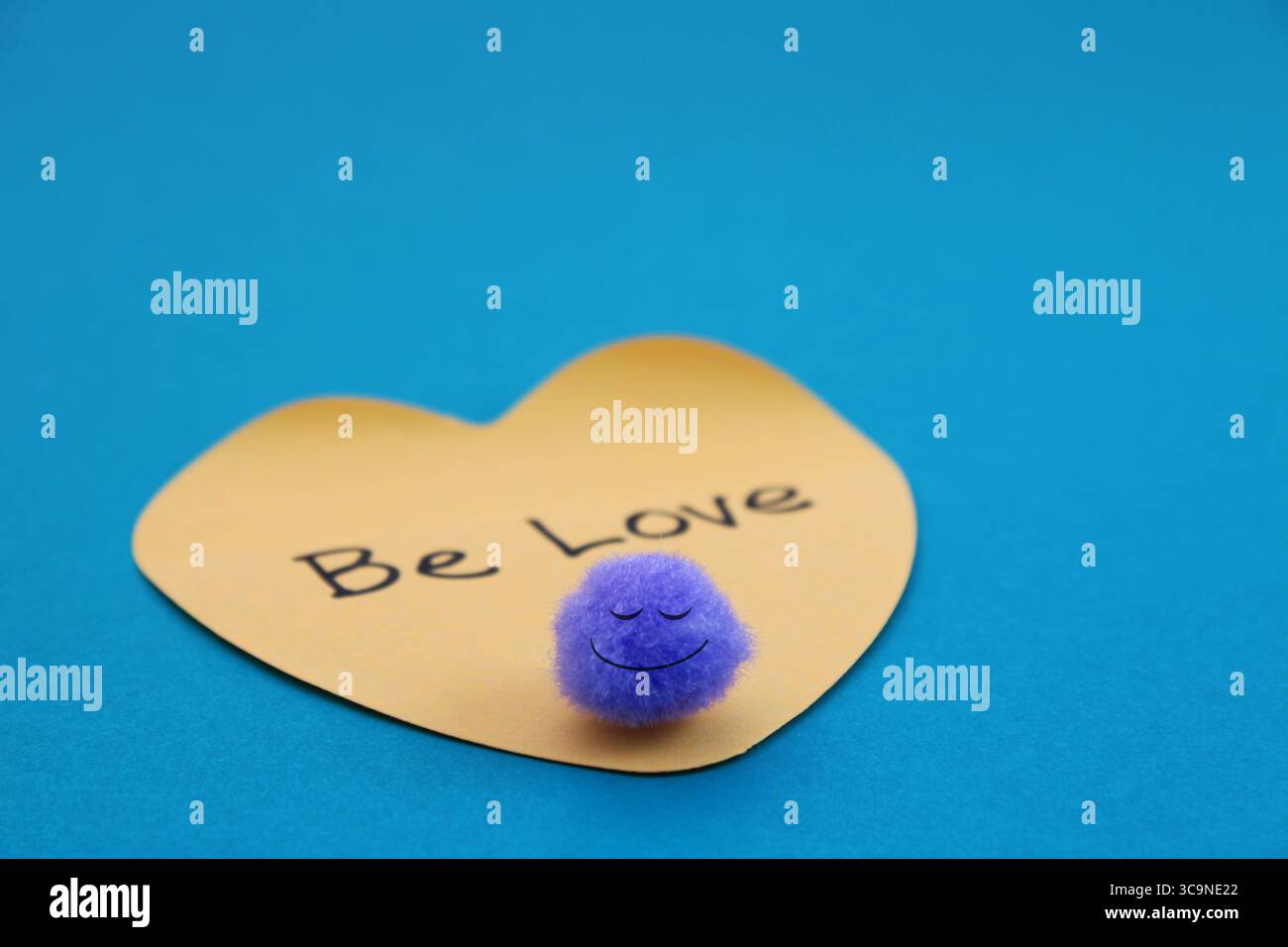 Faccia felice e appiccicosa con la frase Be Love Foto Stock