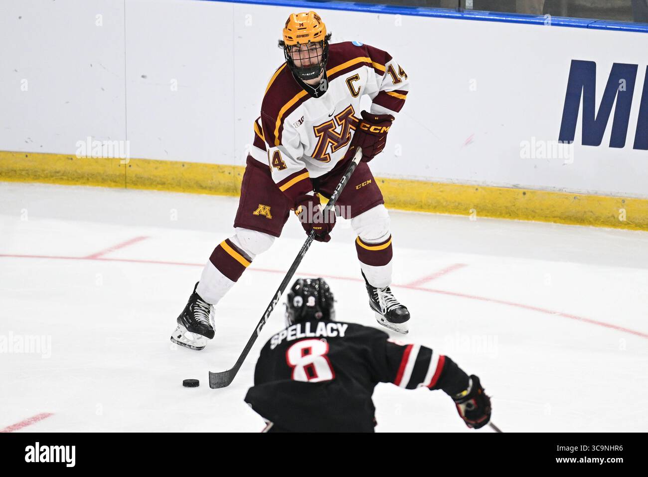 Il difensore dei Minnesota Gophers Brock Faber (14 anni) gioca il puck durante la partita di campionato del torneo di hockey su ghiaccio maschile della West Regional NCAA tra i St. Cloud State Huskies e gli University of Minnesota Golden Gophers alla Scheels Arena di Fargo, North Dakota, sabato 25 marzo 2023. Il numero uno della classifica generale Minnesota ha vinto 4-1 e avanza ai Frozen Four. Di Russell Hons/CSM (immagine di credito: © Russell Hons/CSM via ZUMA Press Wire) Foto Stock