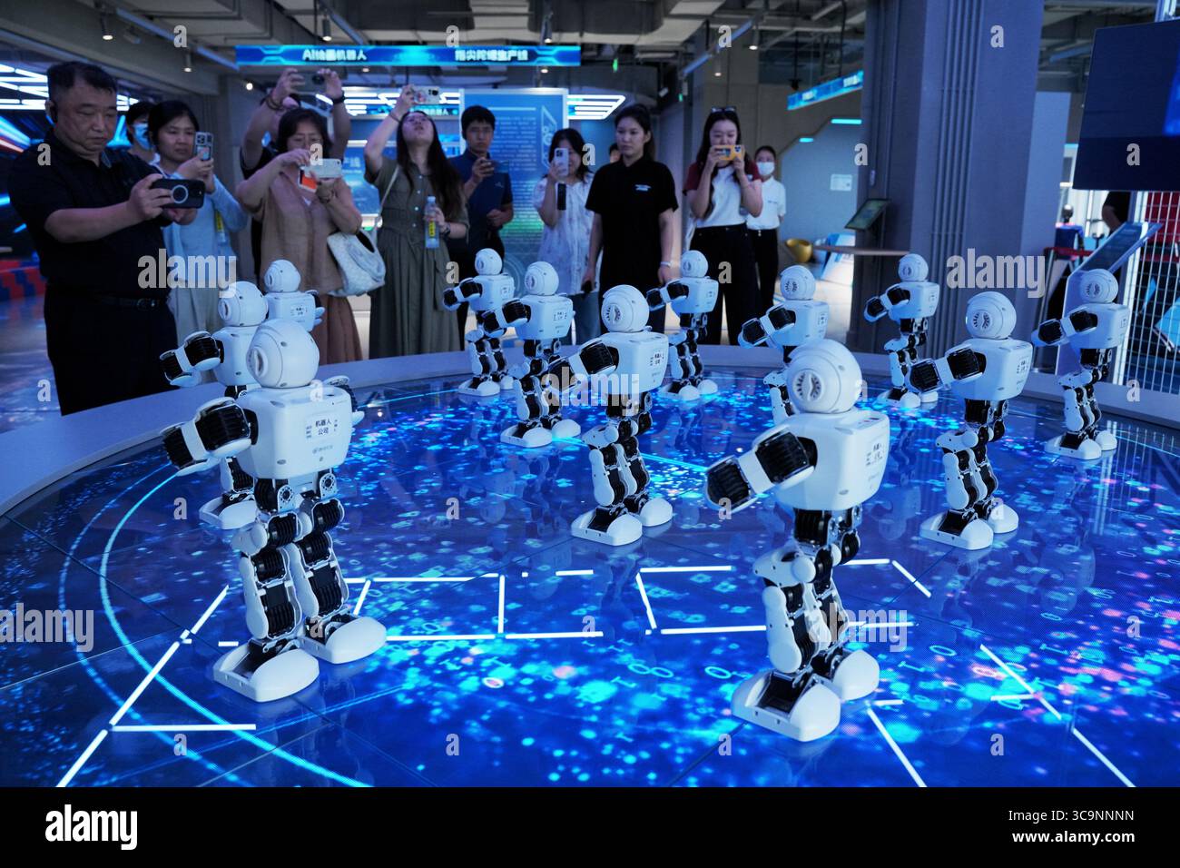 Pechino, Cina. 4 agosto 2025. Il robot Mall, il primo negozio robot intelligente 4S al mondo, situato a Yizhuang, Pechino, ha attirato molti visitatori il 4 agosto 2025. Questo negozio offre esposizione, esperienza, vendita, post-vendita e altri servizi per i prodotti robotici, migliorando ulteriormente lo sviluppo della catena industriale dei robot. Robot Mall sarà presentato come un importante traguardo nell'innovazione dei servizi industriali durante la World robot Conference 2025. Crediti: Zhang Xiangyi/China News Service/Alamy Live News Foto Stock