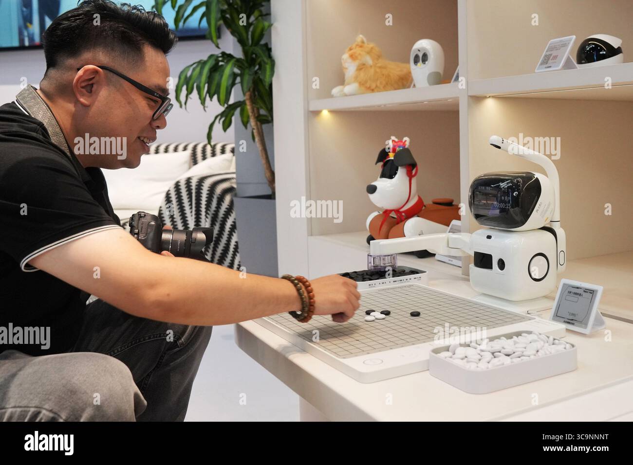 Pechino, Cina. 4 agosto 2025. Il robot Mall, il primo negozio robot intelligente 4S al mondo, situato a Yizhuang, Pechino, ha attirato molti visitatori il 4 agosto 2025. Questo negozio offre esposizione, esperienza, vendita, post-vendita e altri servizi per i prodotti robotici, migliorando ulteriormente lo sviluppo della catena industriale dei robot. Robot Mall sarà presentato come un importante traguardo nell'innovazione dei servizi industriali durante la World robot Conference 2025. Crediti: Zhang Xiangyi/China News Service/Alamy Live News Foto Stock