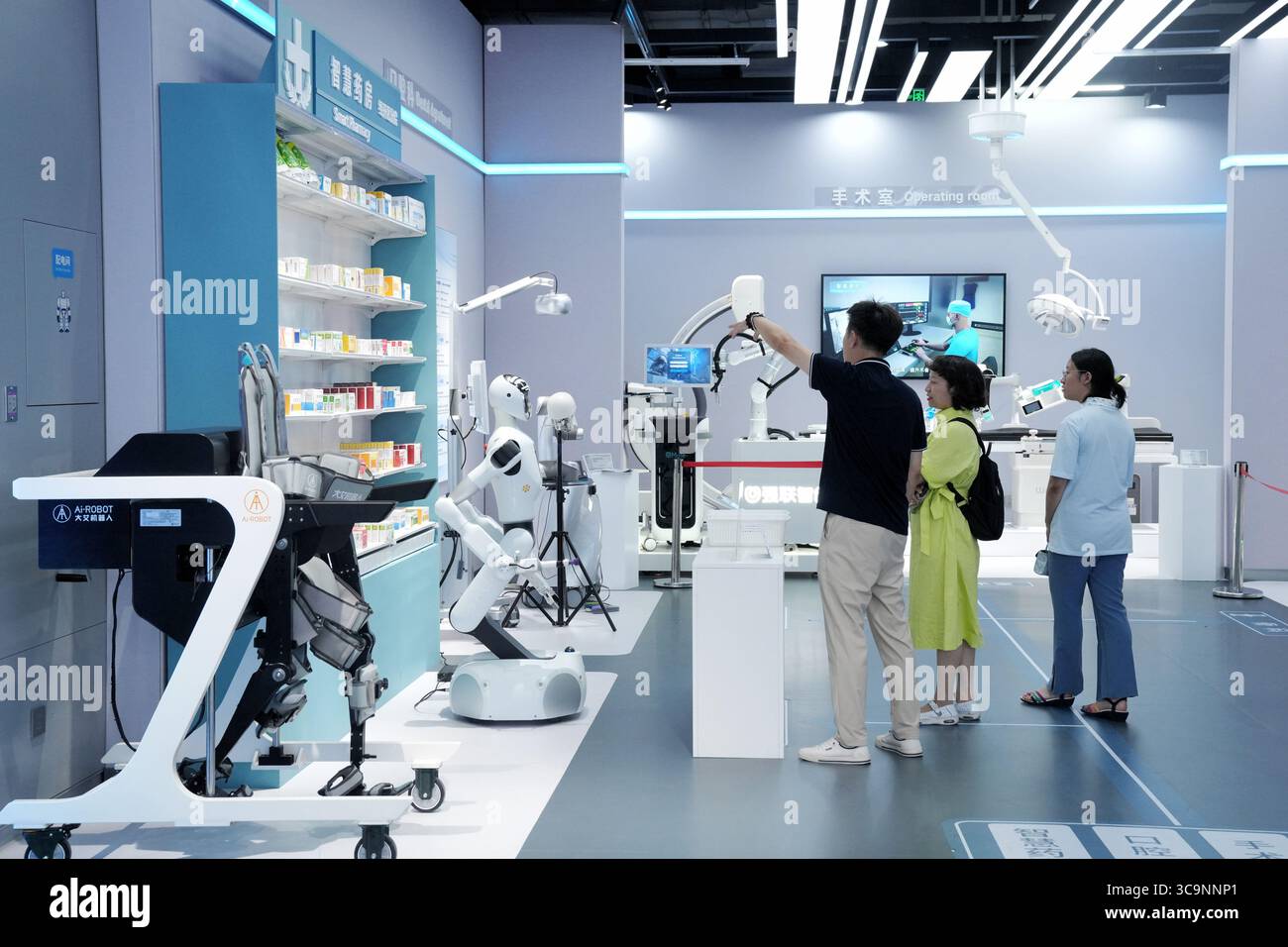 Pechino, Cina. 4 agosto 2025. Il robot Mall, il primo negozio robot intelligente 4S al mondo, situato a Yizhuang, Pechino, ha attirato molti visitatori il 4 agosto 2025. Questo negozio offre esposizione, esperienza, vendita, post-vendita e altri servizi per i prodotti robotici, migliorando ulteriormente lo sviluppo della catena industriale dei robot. Robot Mall sarà presentato come un importante traguardo nell'innovazione dei servizi industriali durante la World robot Conference 2025. Crediti: Zhang Xiangyi/China News Service/Alamy Live News Foto Stock