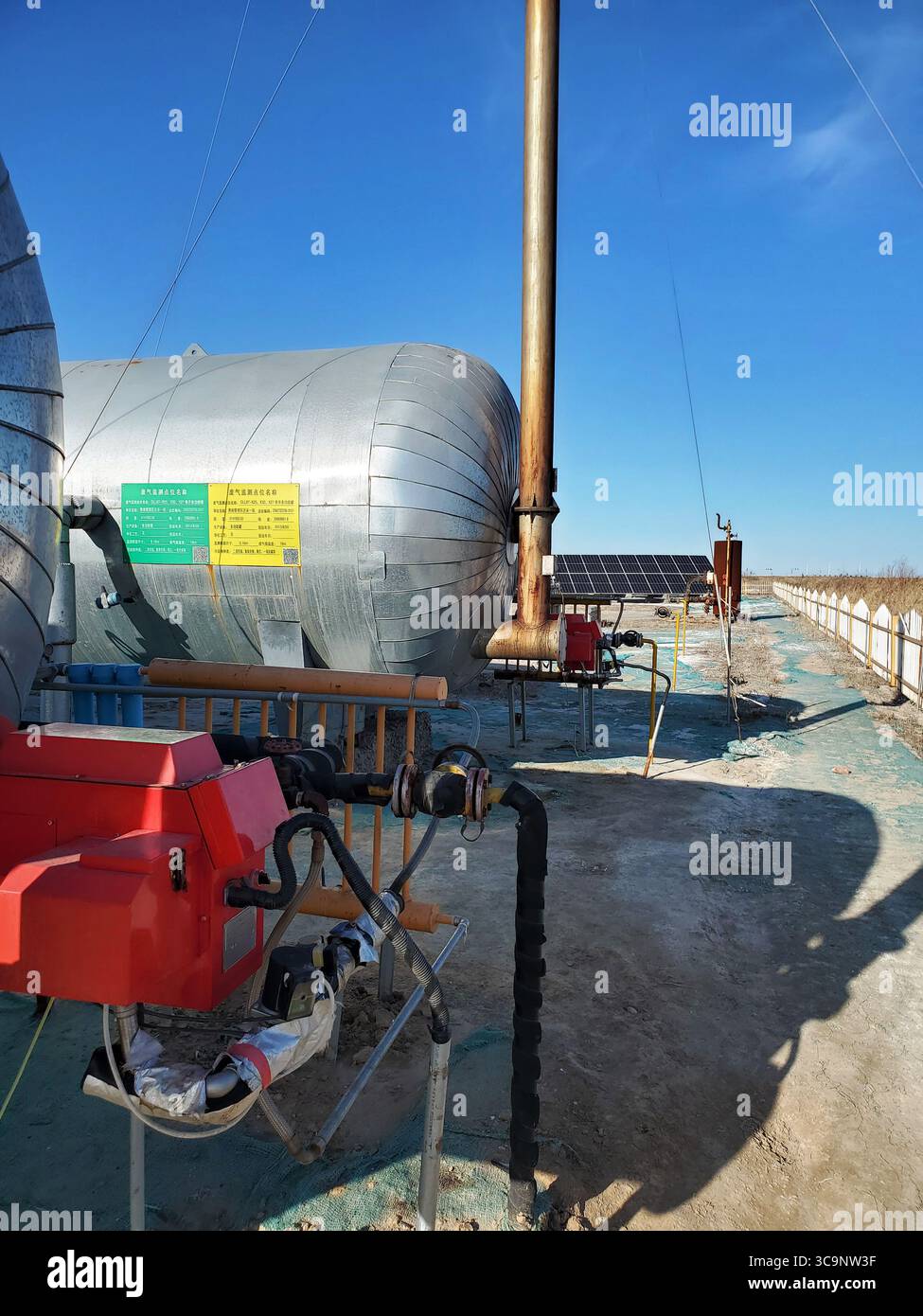 Riscaldatore della camicia d'acqua del petrolio greggio con array di energia solare presso Shengli Oilfield, Dongying, Shandong, Cina Foto Stock